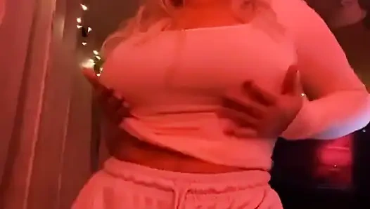 Pelan-pelan aja gerakanmu, pelan-pelan. Aku benar-benar merasakanmu sekarang. Sekarang pergi d e e p e r mmmmmmm ya