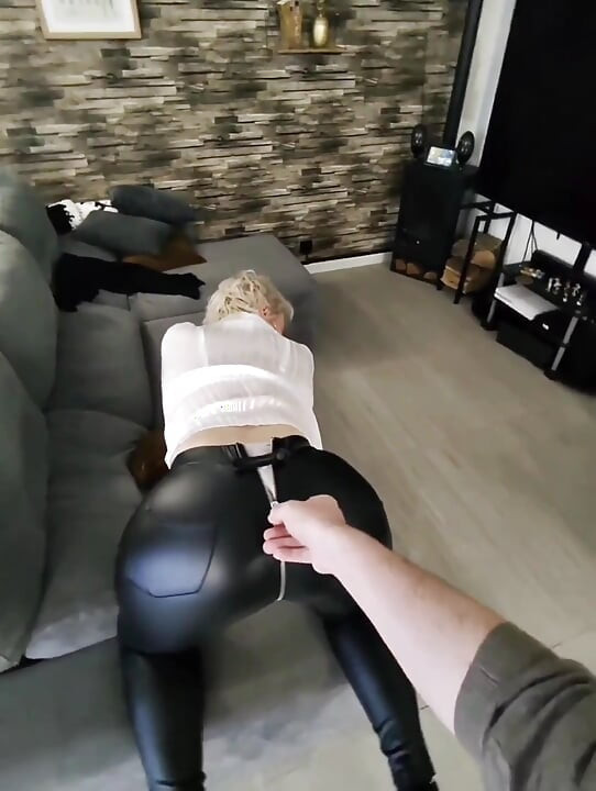 Ele abre minhas calças de couro e fode minha buceta e minha bunda