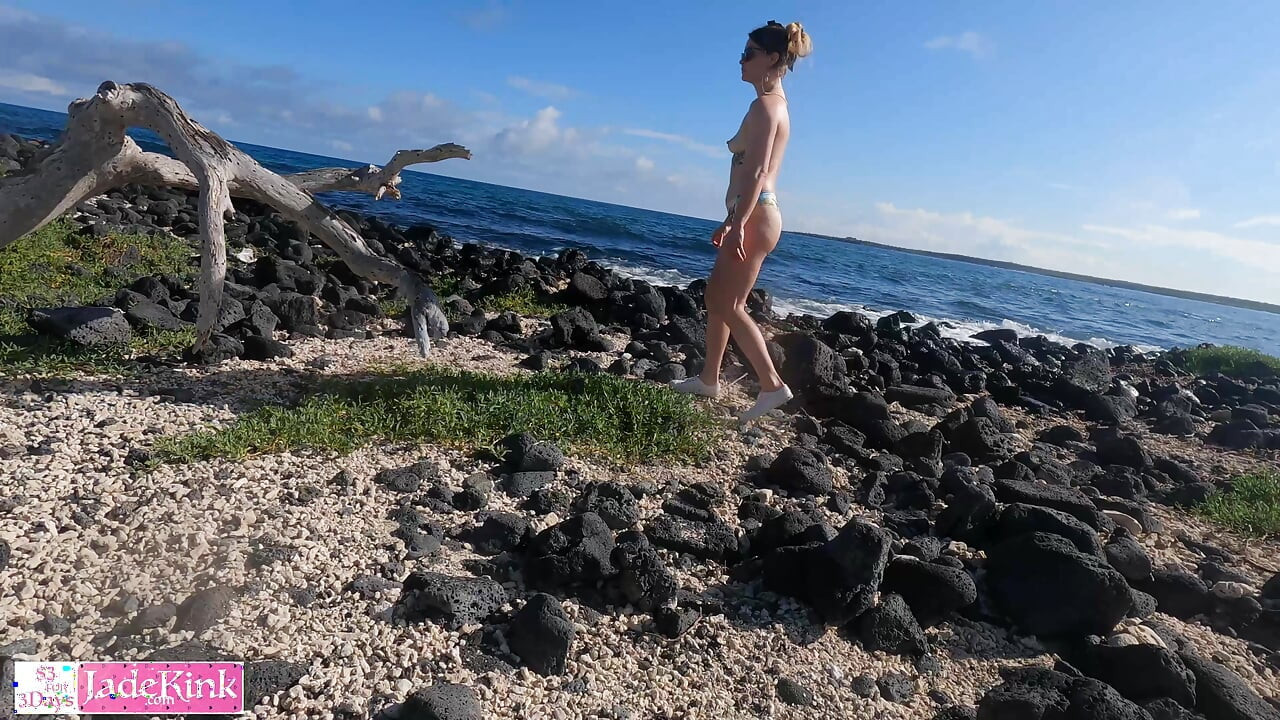 An amateur couple on a vacation fucking on a public beach