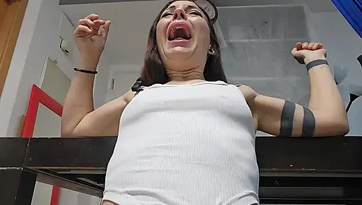 Cewek raksasa ini nggak bisa menentang aroma kakiku dan telan spermaku!