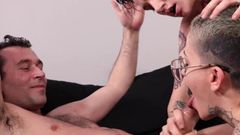 Tetona tatuada follada por el culo