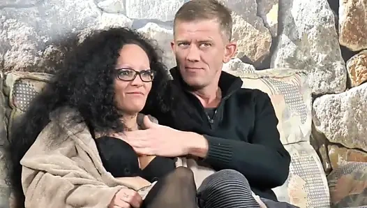 Genç yarak üzerinde dövmeli orta yaşlı seksi kadın... Amcık yalama amcık sikişi