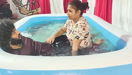 Пара Mallu трахается в бассейне с минетом