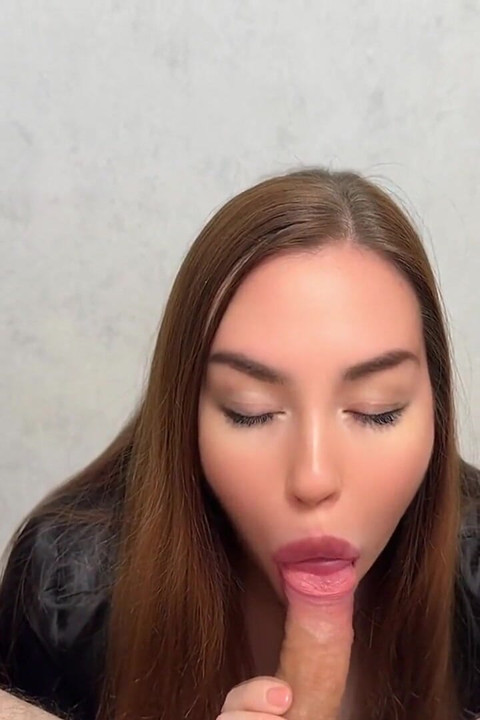 For a Good Blowjob, a Brunette Gets a Big Cumshot in Her Mouth!