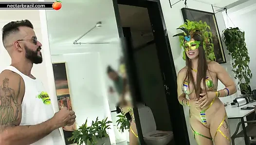 Karnaval, si cewek rambut pirang, pantat sempit dan malam yang tak terlupakan