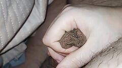Une Roumaine branle la bite de son beau-fils dans une chambre d’hôtel