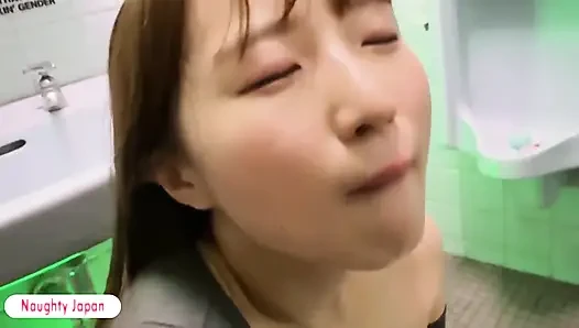 Suster semok ini diajak di klub malam!