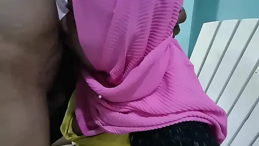 Satıcı, ruj canlı satırken astları tarafından ihanete uğradı.