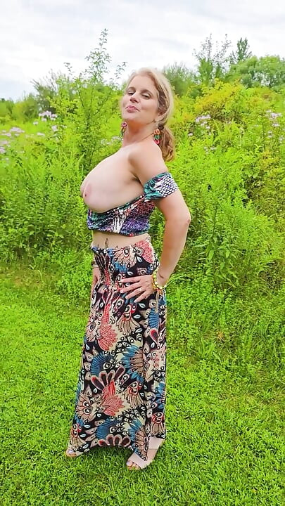 BIG MATURE MOMMY TITTY outdoor clips from my ONLYFAN Page released