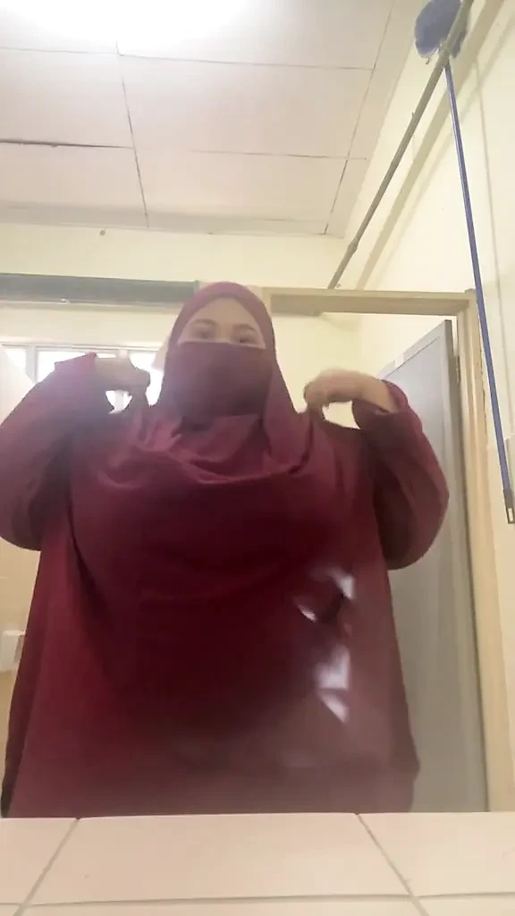 Naughty ustazah in toilet