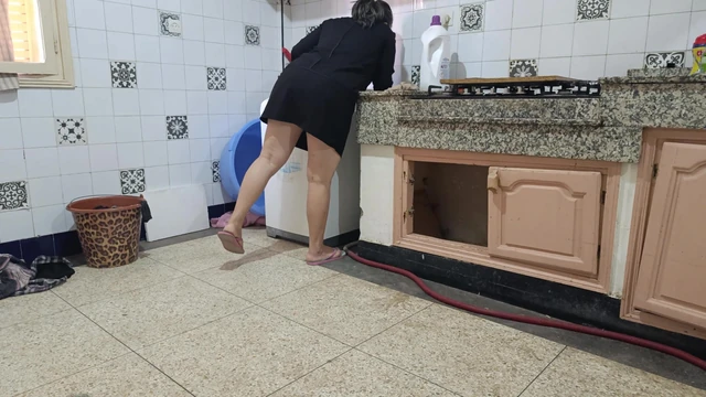 A technician came to check the washing machine and he liked my ass and fucked me until my eyes turned white