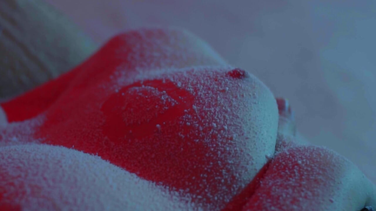 Göğüslerime ve amcığıma kar yağıyor - softcore Noel azdırma yakın çekim