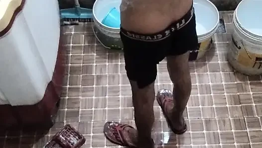 Sıcak yaz aylarında banyo yapıyor