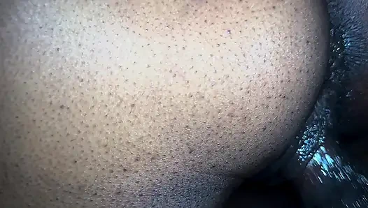 Stiefschweste, die muschi macht, klingt, während sie diesen schwanz reitet