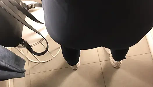 Hinterhältige umkleidekabine, blowjob - amateur-mädchen lutscht schwanz im bekleidungsgeschäft RAW