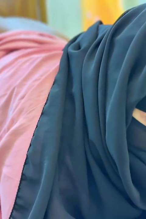 Yalnızım 18 yaşındaki genç tesettürlü ve peçeli ateşli kız büyük götlü ve ıslak amcığım var beni sikmek ister misin?