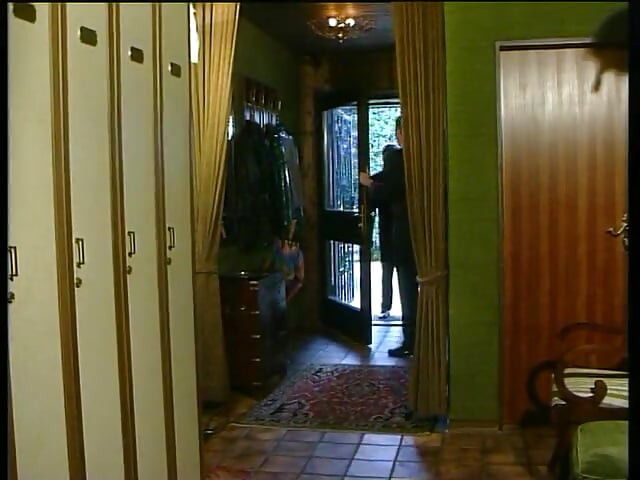 Rondborstige milf wordt op het bed geploegd