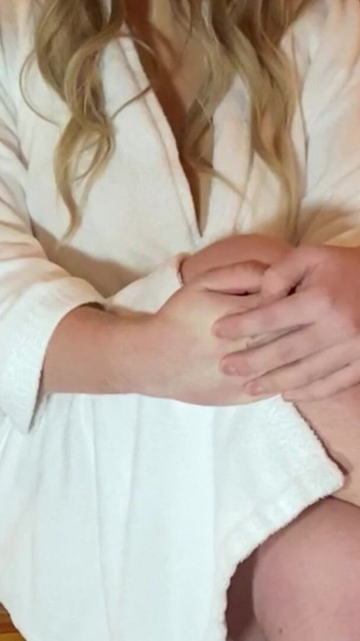 「サウナスパホテルで巨乳ニューハーフペニスフラッシュ」の象徴的な瞬間