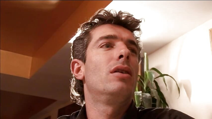 זונה לוהטת מקבלת ליקוק כוס מהחברה בזמן שהיא נדפקת בתחת על ידי גבר חתיך