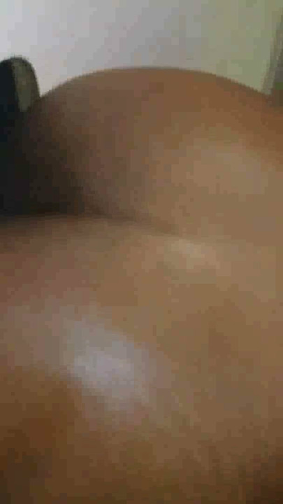 德州荡妇 - 妻子毛茸茸的骚穴在 Gloryhole 被大黑屌操 | 第1集