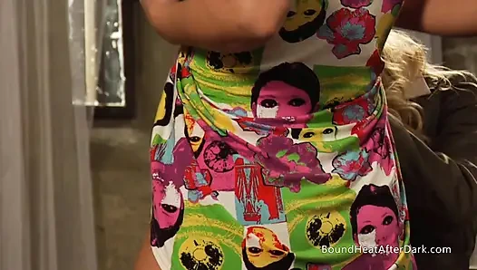 Наклонившаяся рабыня-лесбиянка с большой задницей трахнула пальцами госпожа