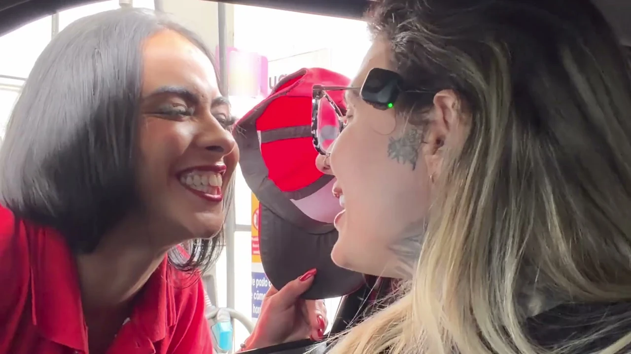 The Brazilian gas station attendant accepted to be a porn actress and showed her breasts in the moving car
