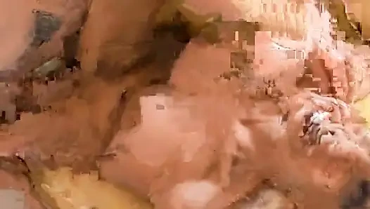 Cewek sange rambut pirang nyepong kontol sambil dientot di sofa