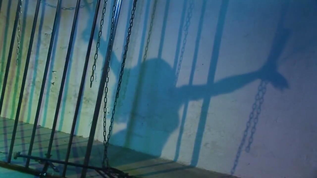 पिंजरे में कामुक काले बाल वाली की दोहरे प्रवेश में चुदाई