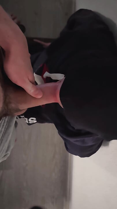 Delikleri zaten benden acıdı. onun için üzülüyorum. Hala boşalmak zorunda. Bu sefer hafif oral seks.