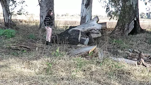 Patricia di pedesaan, kencing dan masturbasi di luar ruangan