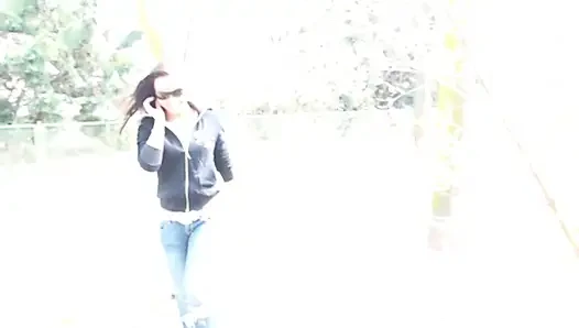 Genç kız güzel yüzüne püskürtülerek tavlanıyor