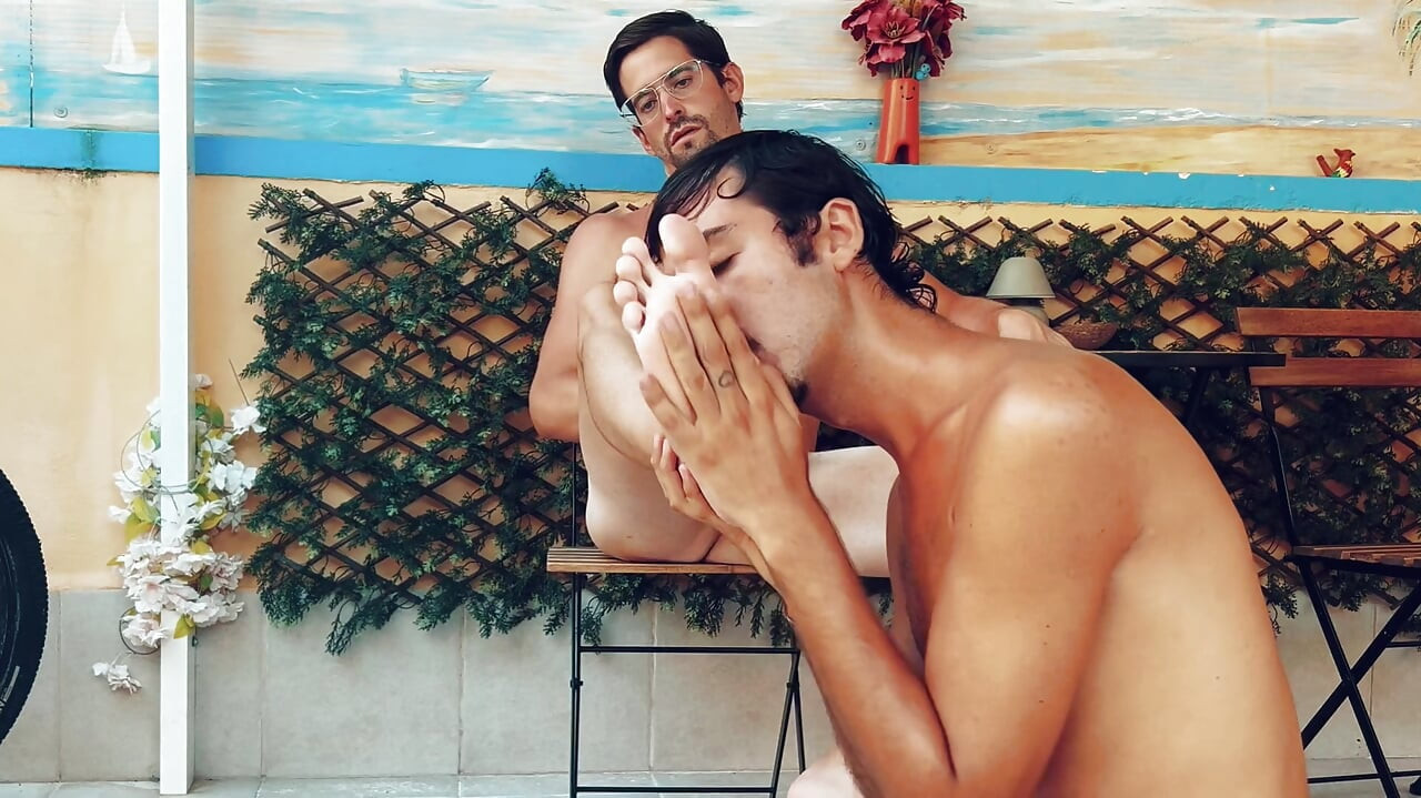 Worshipping Lucas : Intense feet service and licking