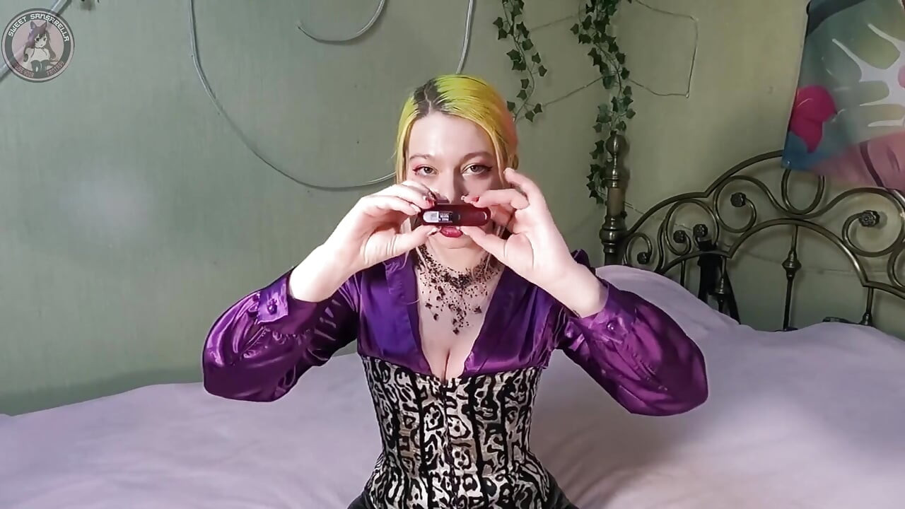 胸にべたつくキス、赤い口紅が