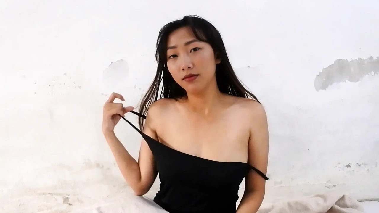 Asian milf masturbate with finger