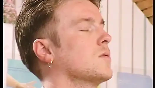 Şehvetli azgın kız sulu amının yatağında sikişmesini istiyor