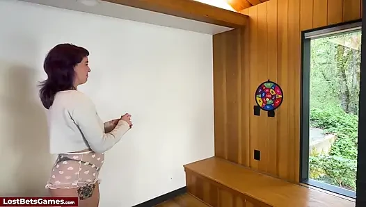 Ein darts-spiel wurde zu einem frechen strip-spiel