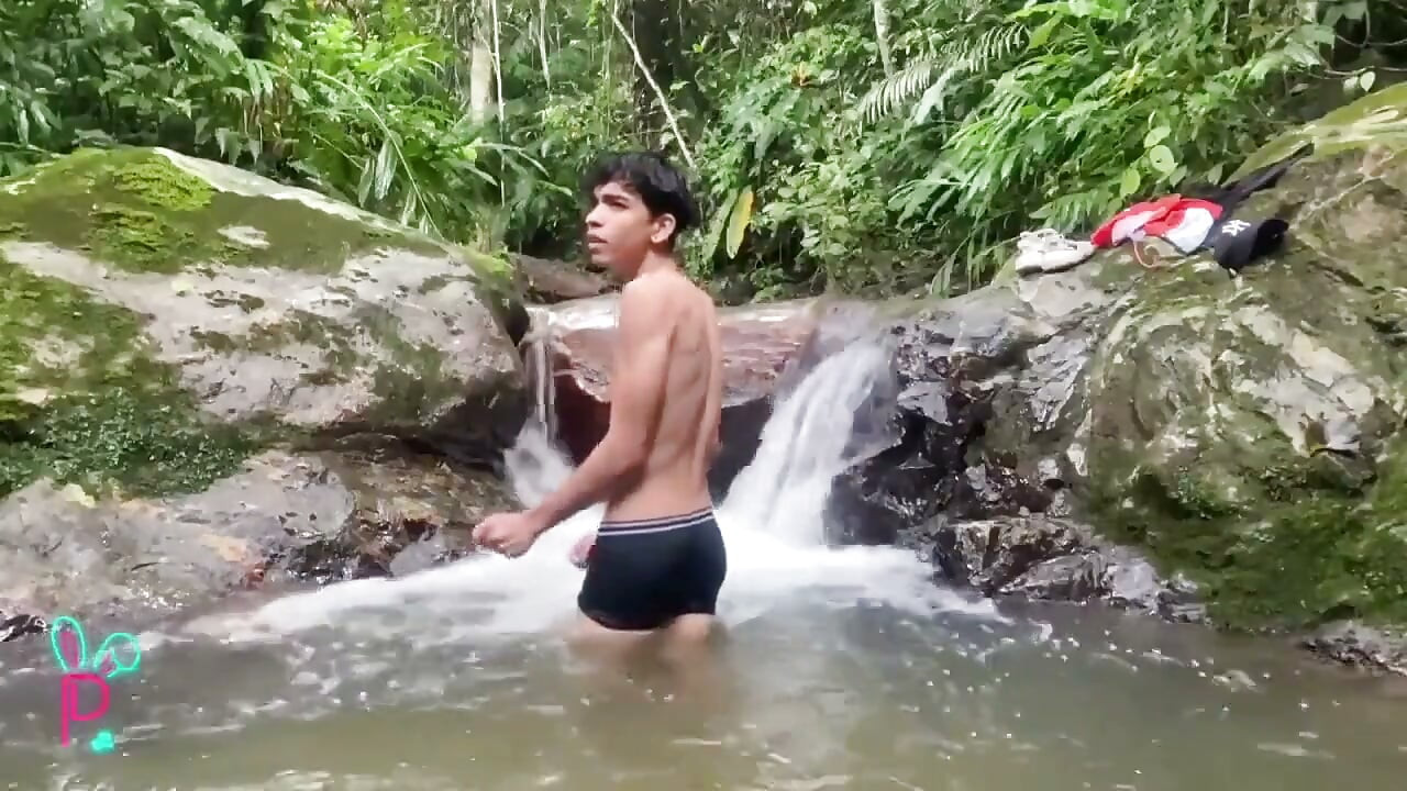 Latina se masturba en una cascada y se llena de leche