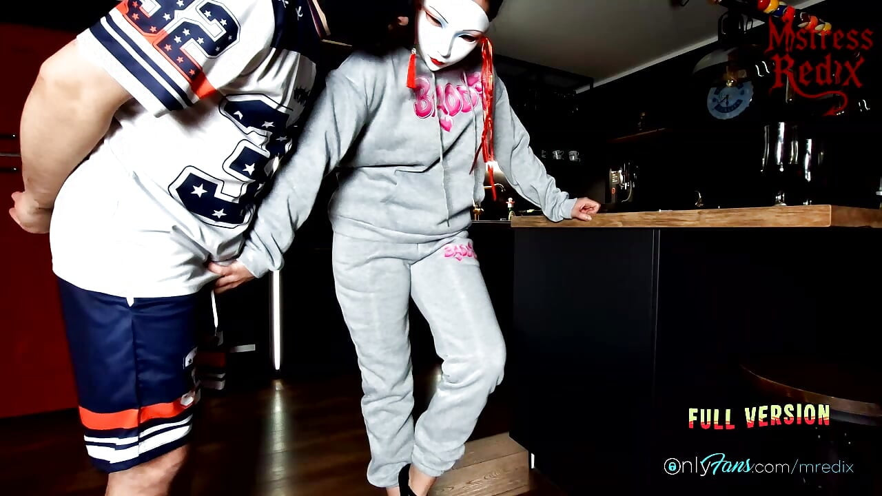 Những quả bóng bóp cực mạnh bởi một cô chủ gợi cảm. CBT HÀNH HẠ BI