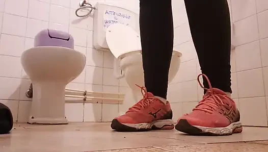 Güzel sidik dükkanlarda ve umumi tuvalette striptiz yapıyor süper seksi mega derleme