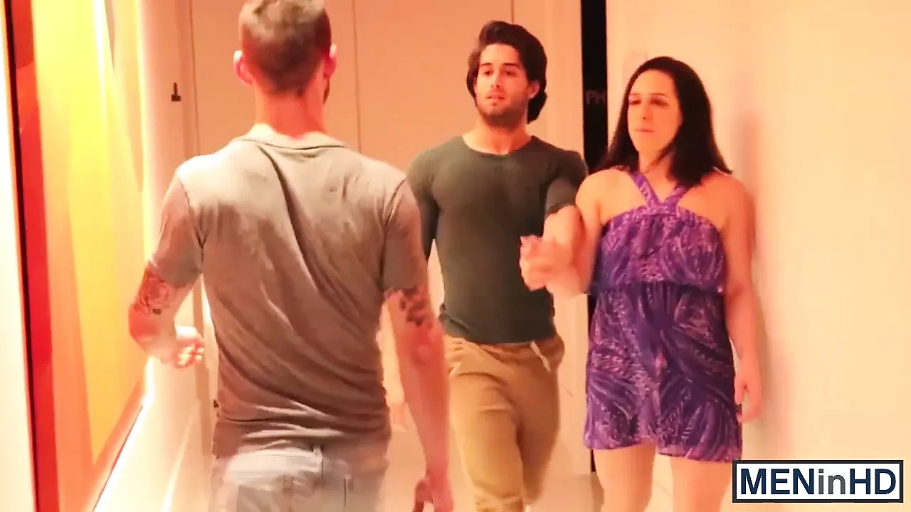 直男尝到坚硬多汁的鸡巴