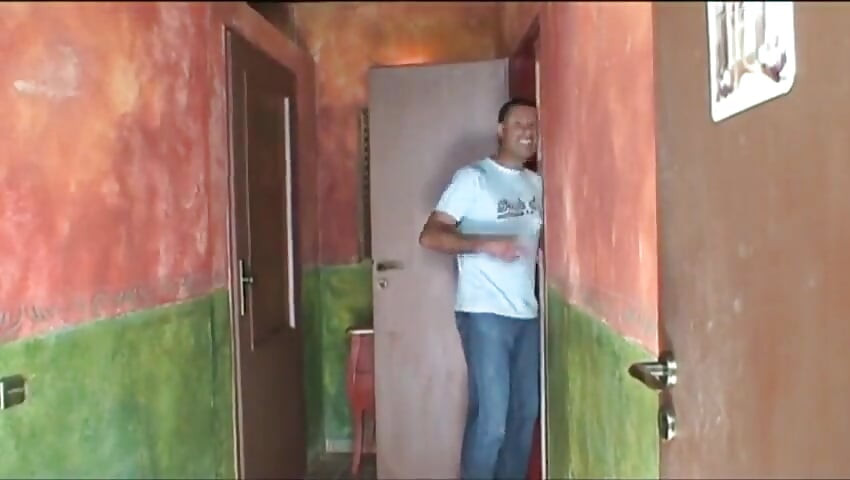 فتاة مثيرة تمارس الجنس مع كسها وتفريش الكس في الحانة