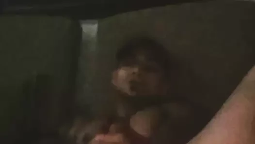 BALKONDAKI ATEŞLI KıZ DELIĞIYLE OYNUYOR VE TELEFONUNUN HER YERINE PATLAYANA KADAR SIKINI OKŞUYOR