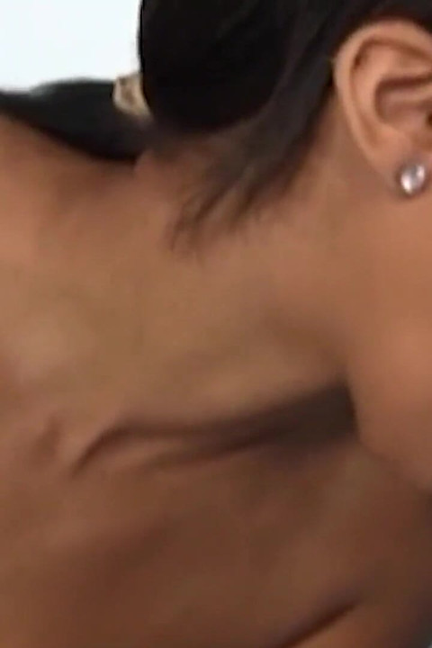 Το μωρό με τα μεγάλα βυζιά αισθάνεται επιπλέον να δίνει με ευχαρίστηση στην τρύπα του τοίχου