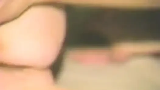 Bir sarışın bol miktarda yarak emiyor ve sonra dildo alıyor
