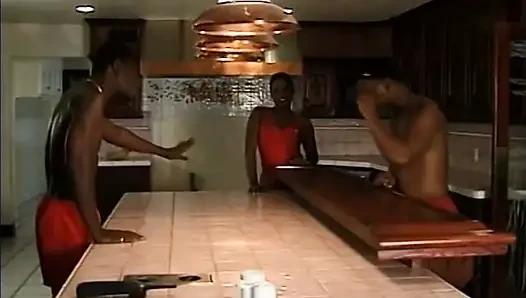 Harika kıvırcık saçlı zenci bebek iki yarağı tek tek emiyor ve sikiyor