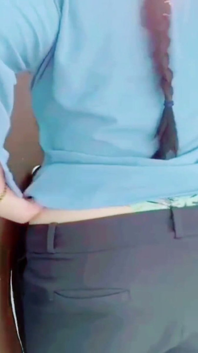Secretária mexicana de grande rabo quente tira toda a roupa na casa de banho do escritório durante a hora de almoço | Clip 1