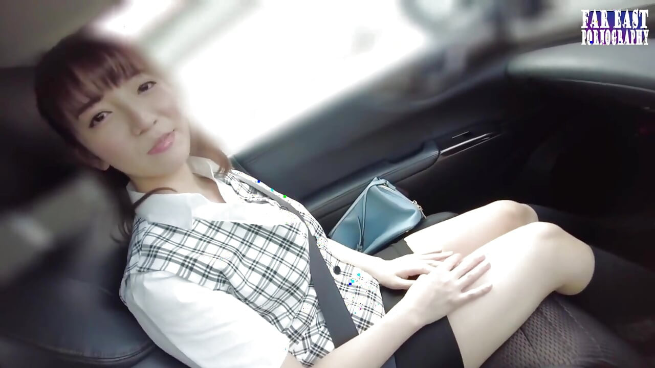 장난기 넘치는 노출 화장 데이트에서 창백한 거유 애타게 놀리는 블리스 같은 인형.1부