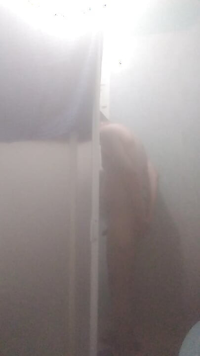 Pria telanjang di kamar mandi
