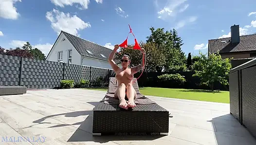 Ateşli orta yaşlı seksi kadın terasta seksi vücudunu şımartıyor ve kendini yağlıyor