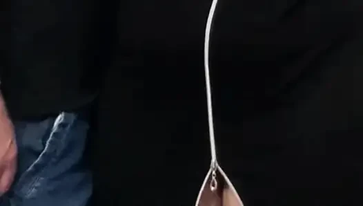 Garip sapık orta yaşlı seksi kadın herkesin içinde amını parmaklıyor